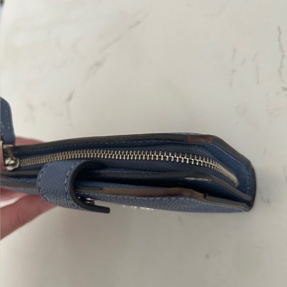 Coach Blue Leather Compact Wallet with Snap Closure-  Pre-owned - Picture 11 of 11